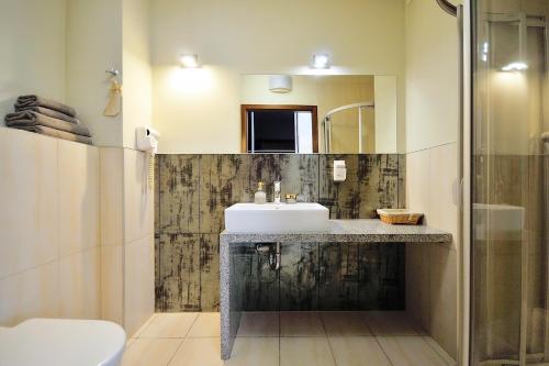a bathroom with a sink and a mirror at DOBRUK APARTAMENTY "Krystyna" w PIĘCIOGWIAZDKOWYM HOTELU Royal Tulip Sand in Kołobrzeg