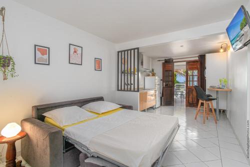 Cet appartement comprend une chambre avec un lit et une cuisine. dans l'établissement Agréable Séjour, à Sainte-Luce