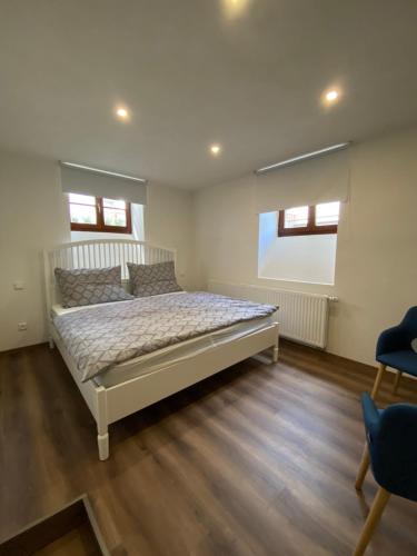 Postel nebo postele na pokoji v ubytování Apartmány V uličce Frymburk
