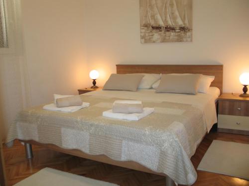 Ένα ή περισσότερα κρεβάτια σε δωμάτιο στο Apartmani Kunteja