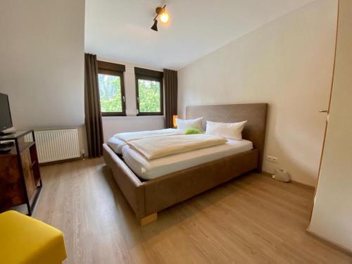 1 dormitorio con 1 cama grande en una habitación en Pension / Ferienwohnungen Scheid, en Kestert