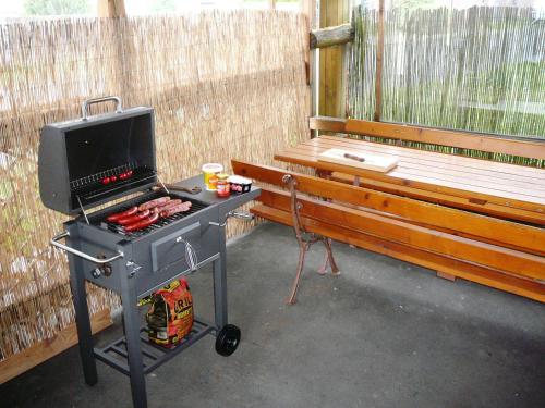 grill z ławką w tle w obiekcie Chatka Horec w Starej Leśnej