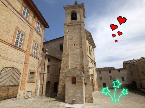 um edifício com uma torre de relógio com corações em Casa di Sisa - Alteta em Rapagnano