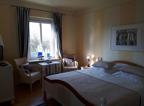 a bedroom with a large bed and a window at Maritim in Steffenshagen