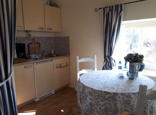 a kitchen with a table and a window and a table and chairs at Maritim in Steffenshagen