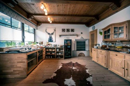 cocina grande con armarios de madera y encimera en Golf & Ski Chalet, en Mittersill
