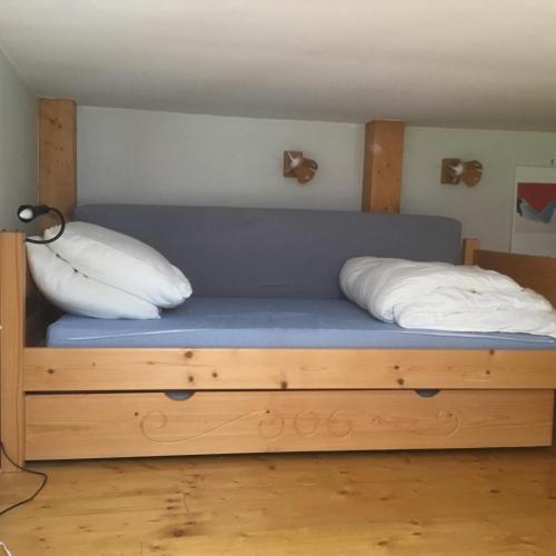 un lit avec deux oreillers dessus dans une chambre dans l'établissement Appartement typique,chaleureux et pratique, à Chamonix-Mont-Blanc