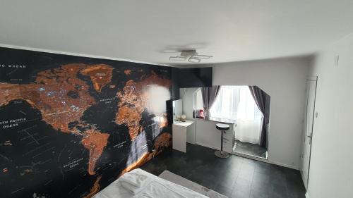 une chambre avec une carte du monde sur le mur dans l'établissement Studio Six Continents, à Petroşani