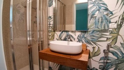 y baño con lavabo y ducha. en Villa Giuliana B&B, en Scarperia