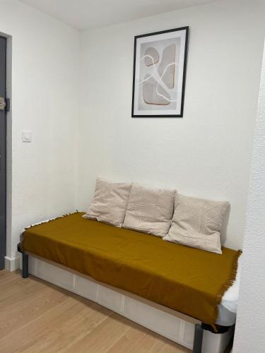 - un lit dans un coin de pièce dans l'établissement Appartement en bord de Mer, à Sète