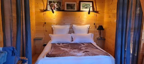 a bedroom with a bed in a wooden wall at Casa Sarrinca in Serra-di-Scopamene