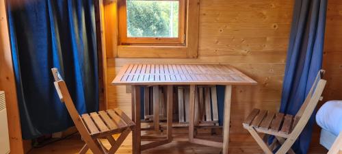 - une table en bois et 2 chaises dans une chambre dans l'établissement Casa Sarrinca, à Serra-di-Scopamene