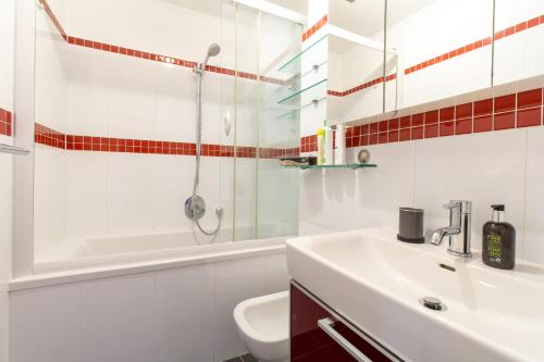 łazienka z umywalką, toaletą i prysznicem w obiekcie Naschmarkt Premium Apartment in "Your Vienna" w Wiedniu