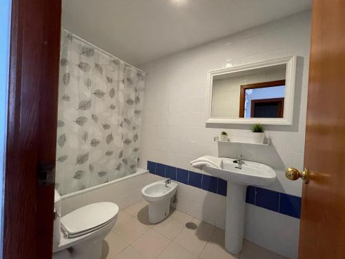 y baño con aseo, lavabo y bañera. en Apartamentos Paraiso 10 by Gestaltur, en Benidorm