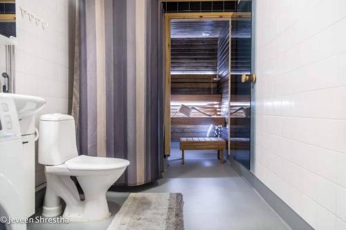 ein Bad mit einem WC und einer Dusche in der Unterkunft Amazing Apartment Toppilansaari in Oulu