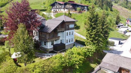 Vue aérienne d'une maison sur une colline dans l'établissement Gasthof Scherer, à Mühlbach am Hochkönig