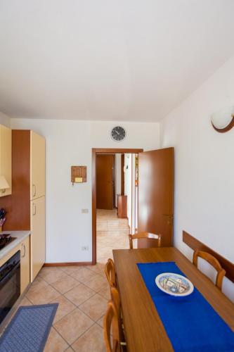 a kitchen and dining room with a table and chairs at La Cà Dol Sùl in Orezzo