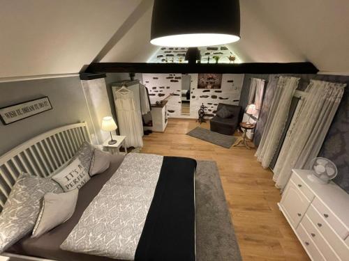 HatzenportにあるAlter Winzerhofのベッドルーム1室(ベッド1台付)、カーテンが備わるベッドルーム1室が備わります。