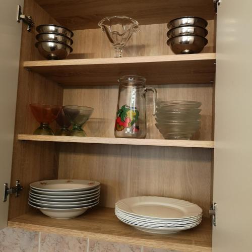 a cupboard with plates and bowls and bowls at Turul -Kuća za odmor- in Korođ