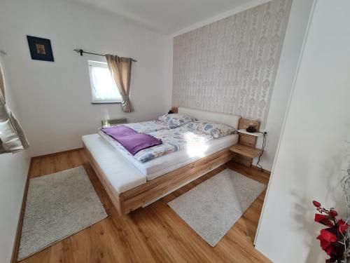 1 dormitorio pequeño con 1 cama en una habitación en Haus Julia, en Großkirchheim