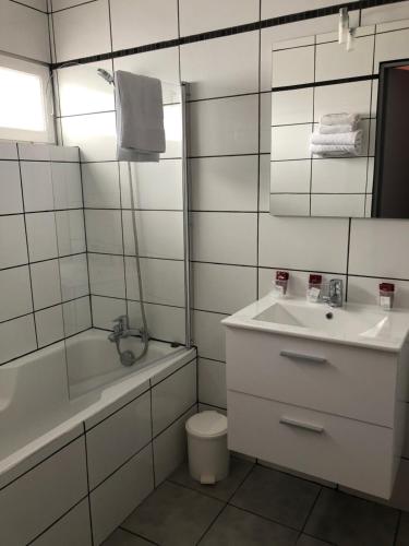 Gallery image of H&ocirc;tel Le Pescadou in Argel&egrave;s-sur-Mer