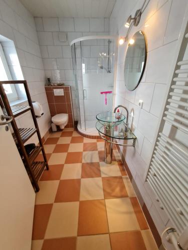 ein Bad mit einem Glastisch und einer Dusche in der Unterkunft Haus Julia in Großkirchheim
