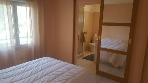 una camera con letto a castello e un bagno di Appartement Saint Raphael Centre a Saint-Raphaël