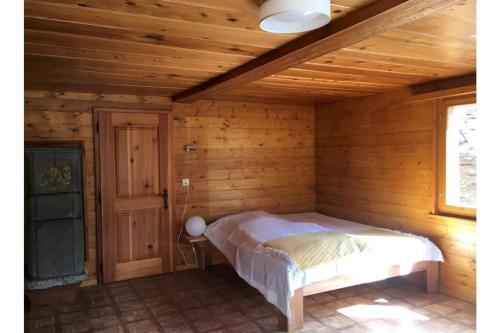 Postel nebo postele na pokoji v ubytování Alpia 26 - Zwei Zimmerwohnung in traditionellem Walliser Haus