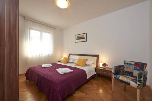 Posteľ alebo postele v izbe v ubytovaní Apartment in Slatine with Terrace, Air conditioning, Wi-Fi (4789-2)