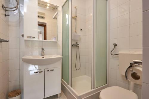 Koupelna v ubytování Apartment in Slatine with Terrace, Air conditioning, Wi-Fi (4789-2)