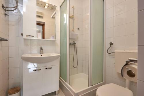 Kúpeľňa v ubytovaní Apartment in Slatine with Terrace, Air conditioning, Wi-Fi (4789-2)
