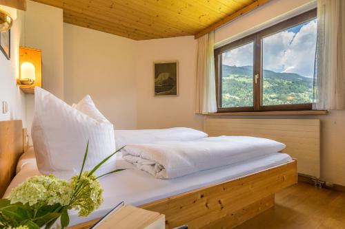 Un pat sau paturi într-o cameră la AlpenApart Montafon - Haus Engstler