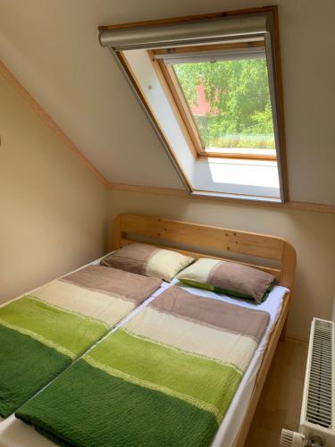 Postel nebo postele na pokoji v ubytování Fenyves Family Rooms and Bungalows