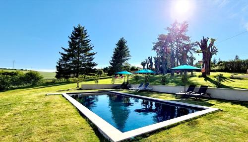 - une piscine dans une cour avec 2 parasols dans l'établissement Casa Vigna, à Anse