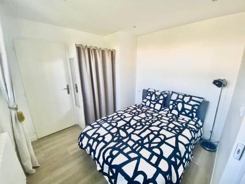 Ένα ή περισσότερα κρεβάτια σε δωμάτιο στο Appartement Cholet les Halles coté jardin