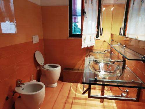 bagno con servizi igienici e lavandino di Casa Mirella a Siena