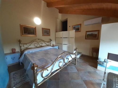 ニッツァ・モンフェッラートにあるCasa Vacanze I Boidiのベッドルーム1室(ベッド1台付)