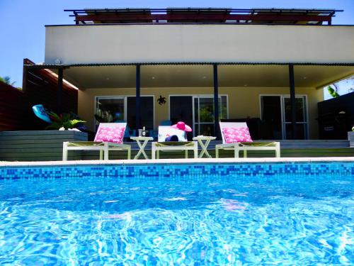A piscina localizada em Taakoka Muri Beach Villa ou nos arredores