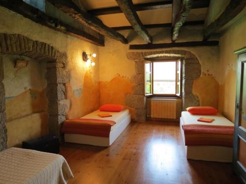 Zimmer mit 2 Betten und einem Fenster in der Unterkunft Poolhouse Roc (3458) in Roč