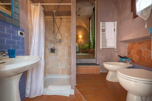 y baño con ducha, aseo y lavamanos. en San Martino Rooms & Breakfast, en Borgio Verezzi