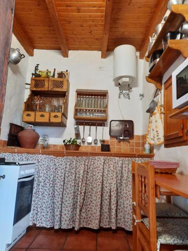 - une cuisine avec un comptoir et une cuisinière dans l'établissement Vv LOS SENDEROS FONTANALES, à Moya