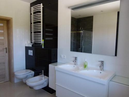 a bathroom with two sinks and a toilet at BLU MARE in Sianozety