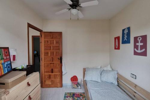 a bedroom with a bed and a ceiling fan at Acogedor apartamento en la zona de las Fuentes con WiFi in Alcossebre