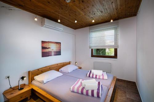 Giường trong phòng chung tại House Petra on the beach-sea