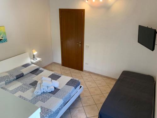 - une chambre avec un lit et une télévision dans l'établissement Quirino Residence, à Gaète