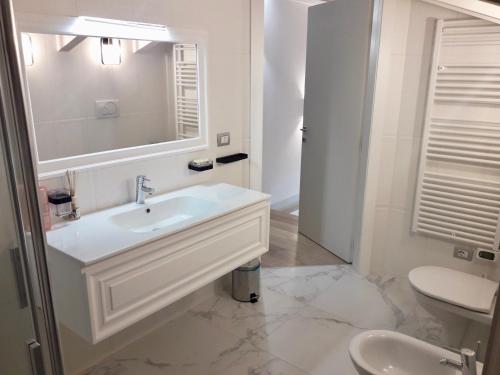 Bilik mandi di Garda Park Luxury Apartments