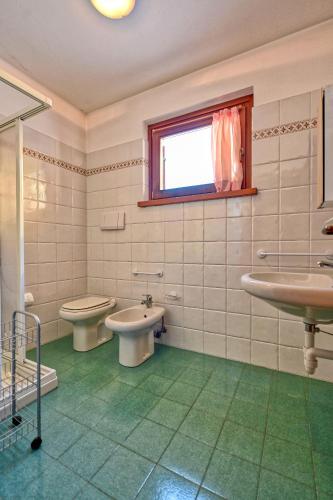 a bathroom with two toilets and a sink at Casa Pienzi in Valdidentro