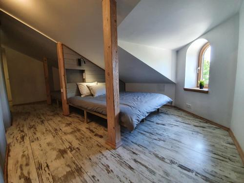 ein Schlafzimmer mit einem Etagenbett im Dachgeschoss in der Unterkunft KK Apartment city in Ventspils