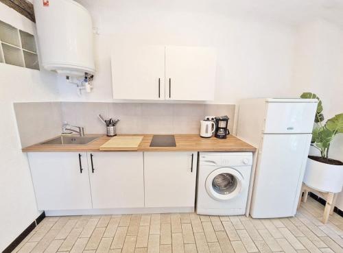 une cuisine blanche avec un évier et une machine à laver dans l'établissement GregBnb - T2 Design 34m2 - Toulon Est - Wifi Fibre - n9, à Toulon