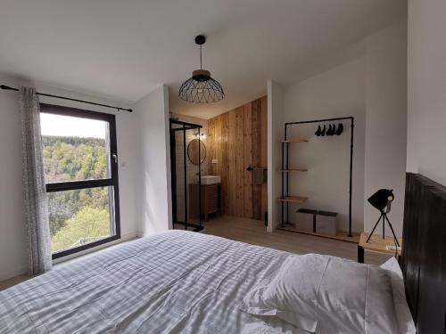 Un pat sau paturi într-o cameră la Maison d'architecte en pleine nature